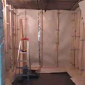 1. Укладка влагопароизоляции изолон, установка каркаса стен и потолка